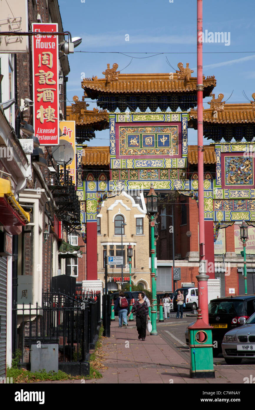 Il tradizionale arco cinese segnando l'ingresso a Liverpool Chinatown, Nelson Street, Liverpool England Regno Unito Foto Stock