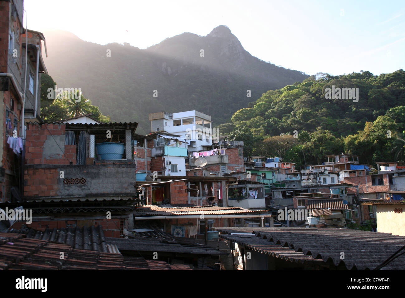 VVew di favela Vila Canoas in Rio de Janeiro, al tramonto. Foto Stock