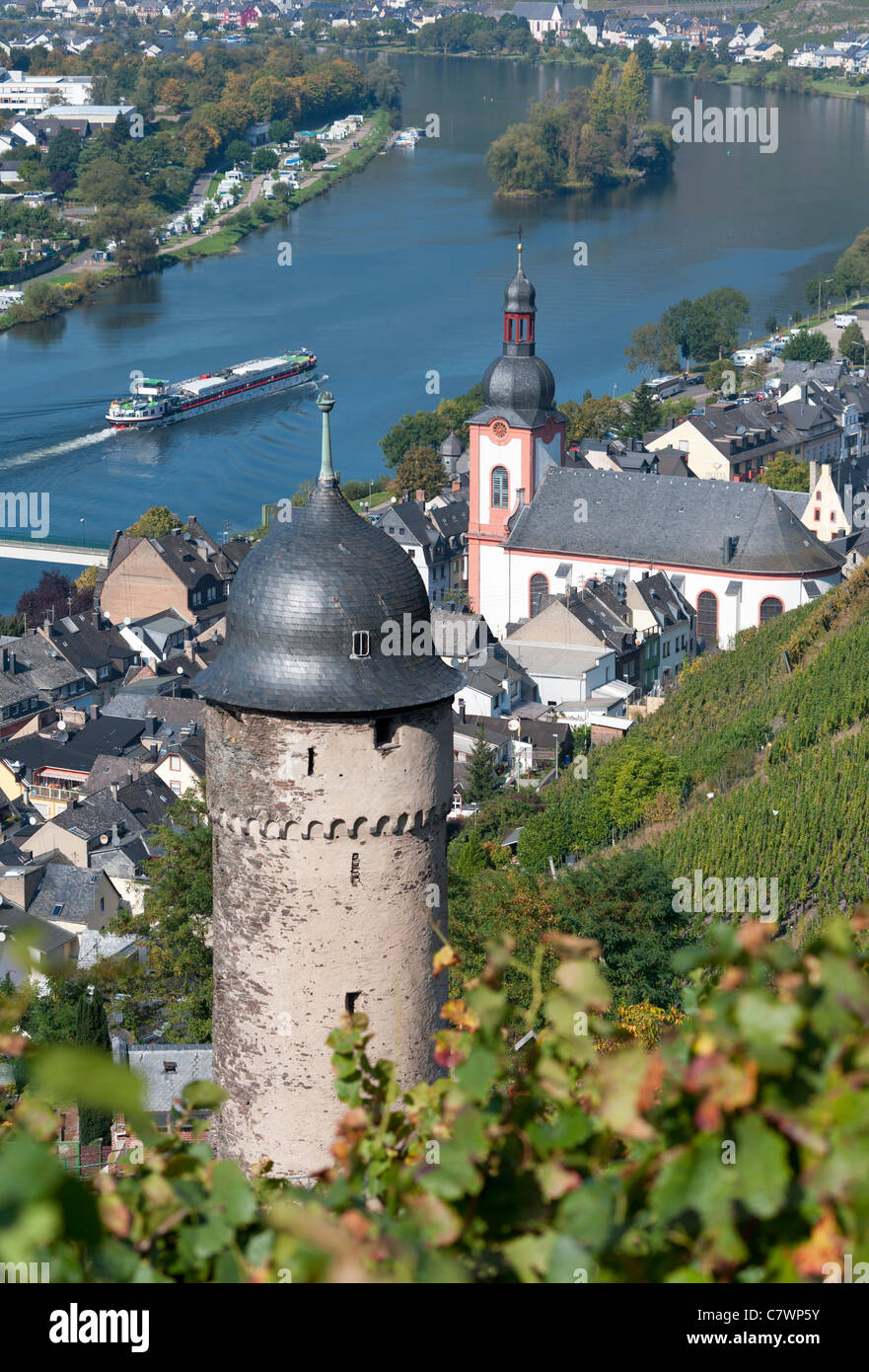 Vista del villaggio di Zell dalla vigna sul fiume Mosella in Germania Foto Stock