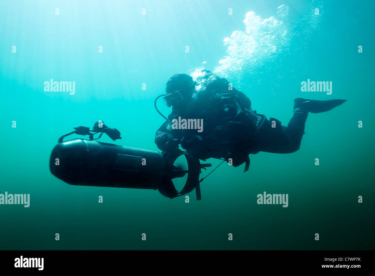 Forze per le operazioni speciali combattere diver naviga in acque utilizzando un subacqueo del veicolo a propulsione. Foto Stock