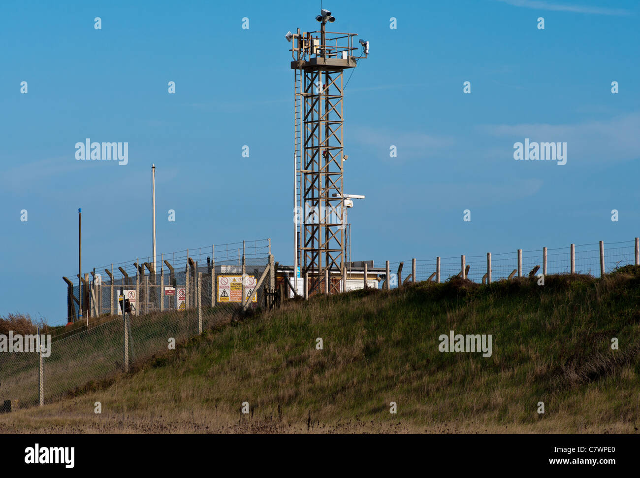 Sicurezza spiaggia Torre di controllo per Lydd Army Training Camp e Live poligoni di tiro Kent England Foto Stock