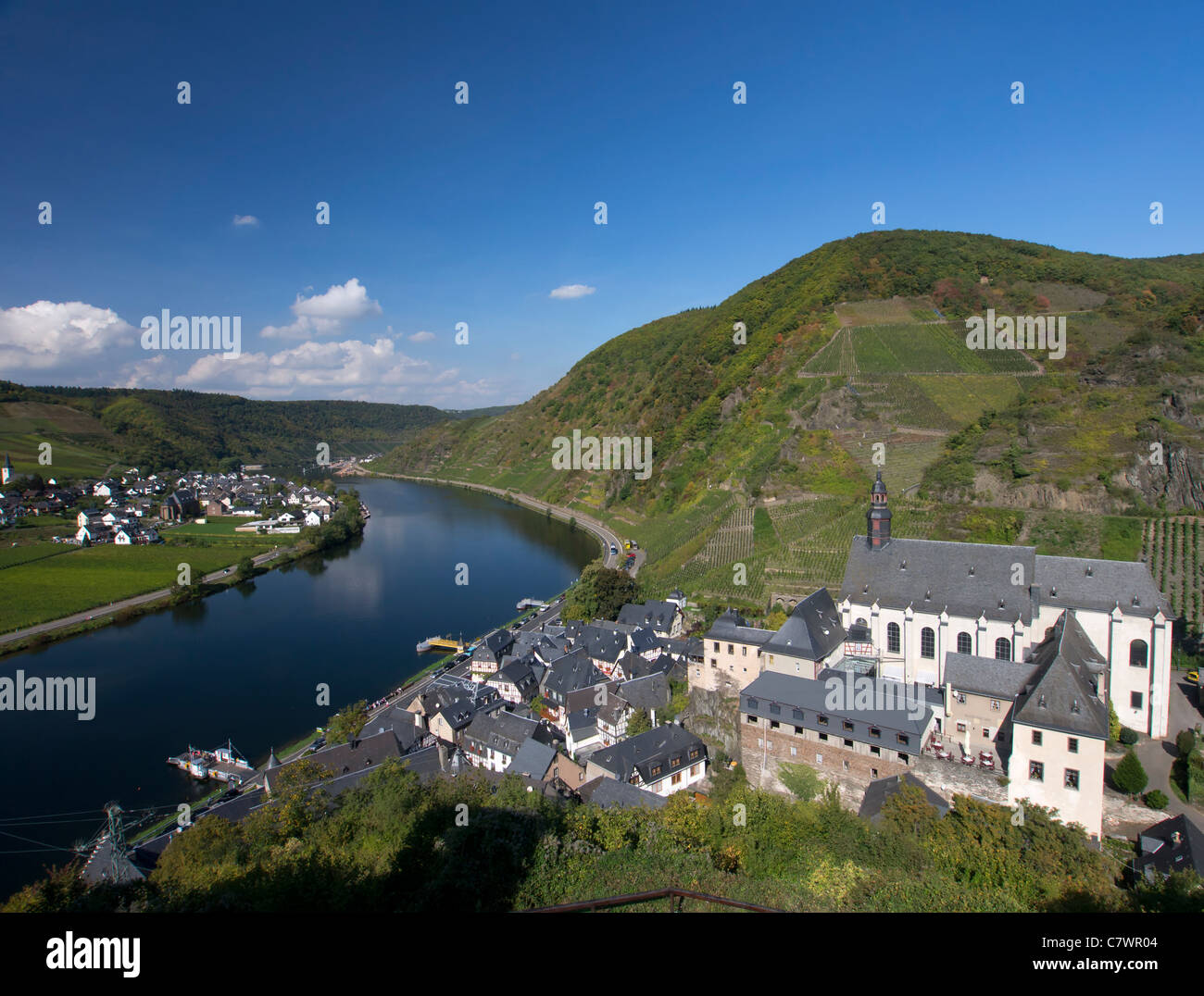 Vista del villaggio storico di Beilstein e sul fiume Mosella in valle di Mosel Rhineland Germania Foto Stock