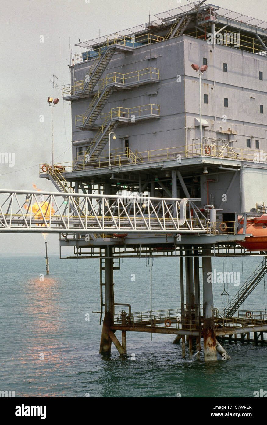 Un oil & gas offshore della piattaforma di produzione al largo delle coste della Nigeria, Africa occidentale, nell'oil & gas regione ricca, con il bruciatore a fiamma viva di gas. Foto Stock