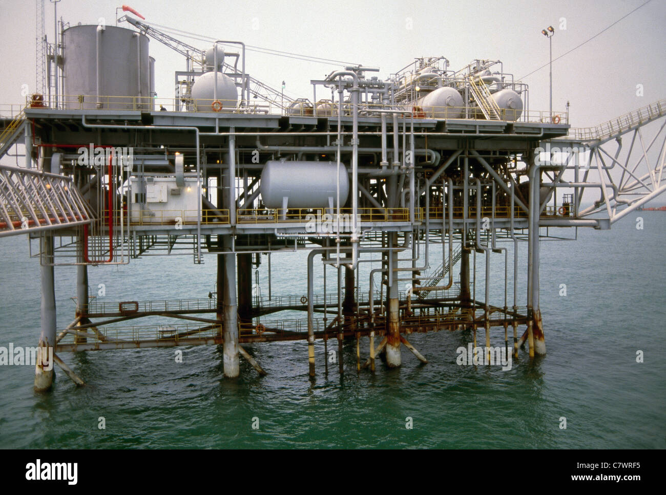 Un oil & gas offshore della piattaforma di produzione al largo delle coste della Nigeria, Africa occidentale, nell'oil & gas regione ricca, con il bruciatore a fiamma viva di gas. Foto Stock