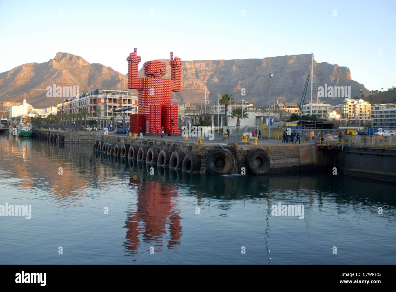 La figura fatta di rosso coca-cola cassette in plastica con table mountain dietro, il Waterfront, Città del Capo, Western Cape, Sud Africa Foto Stock