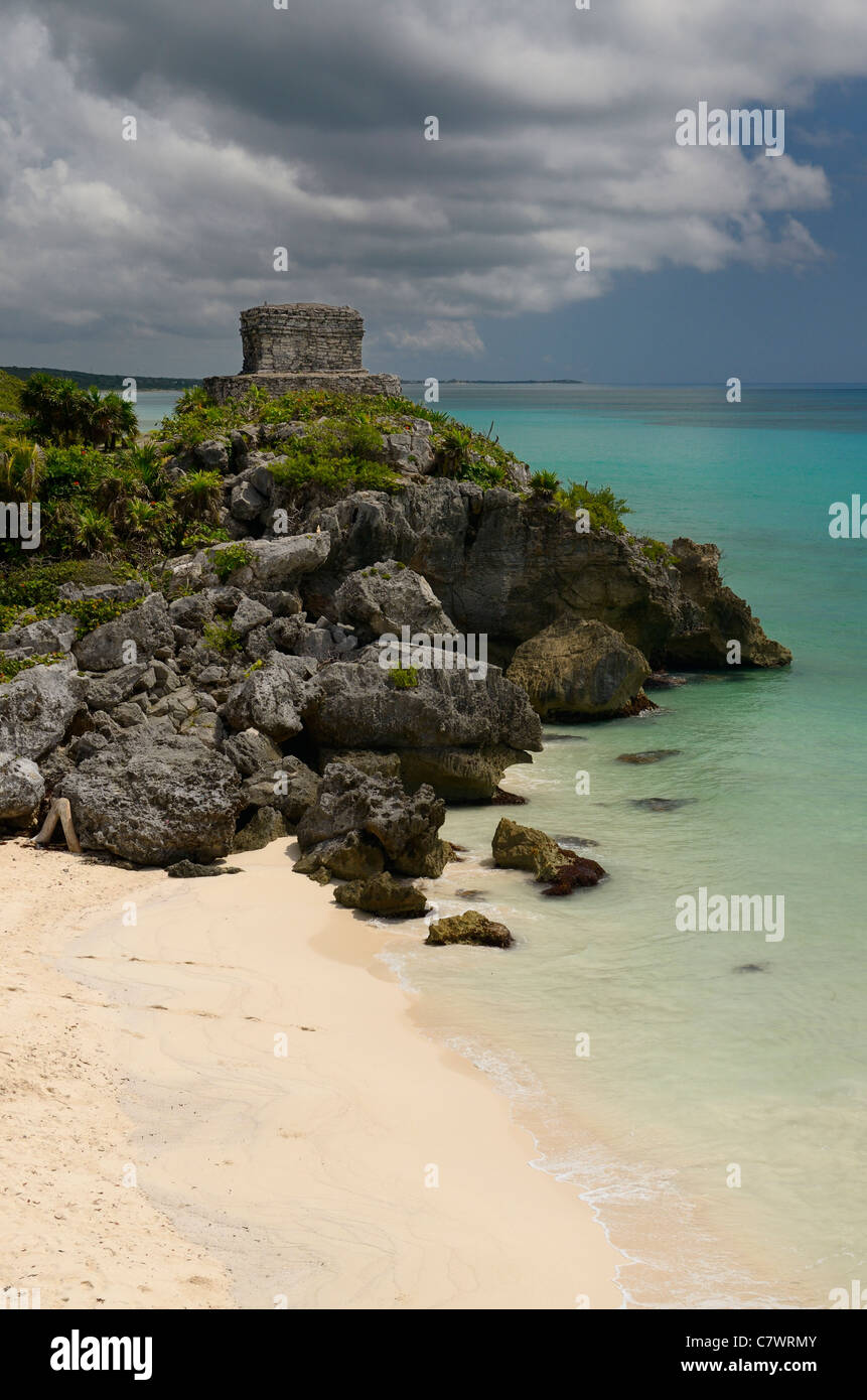 Spiaggia vuota presso l'antico tempio Maya del vento Dio Kukulcan su di una scogliera sul mare a Tulum Messico con il blu dei Caraibi acqua di mare Foto Stock