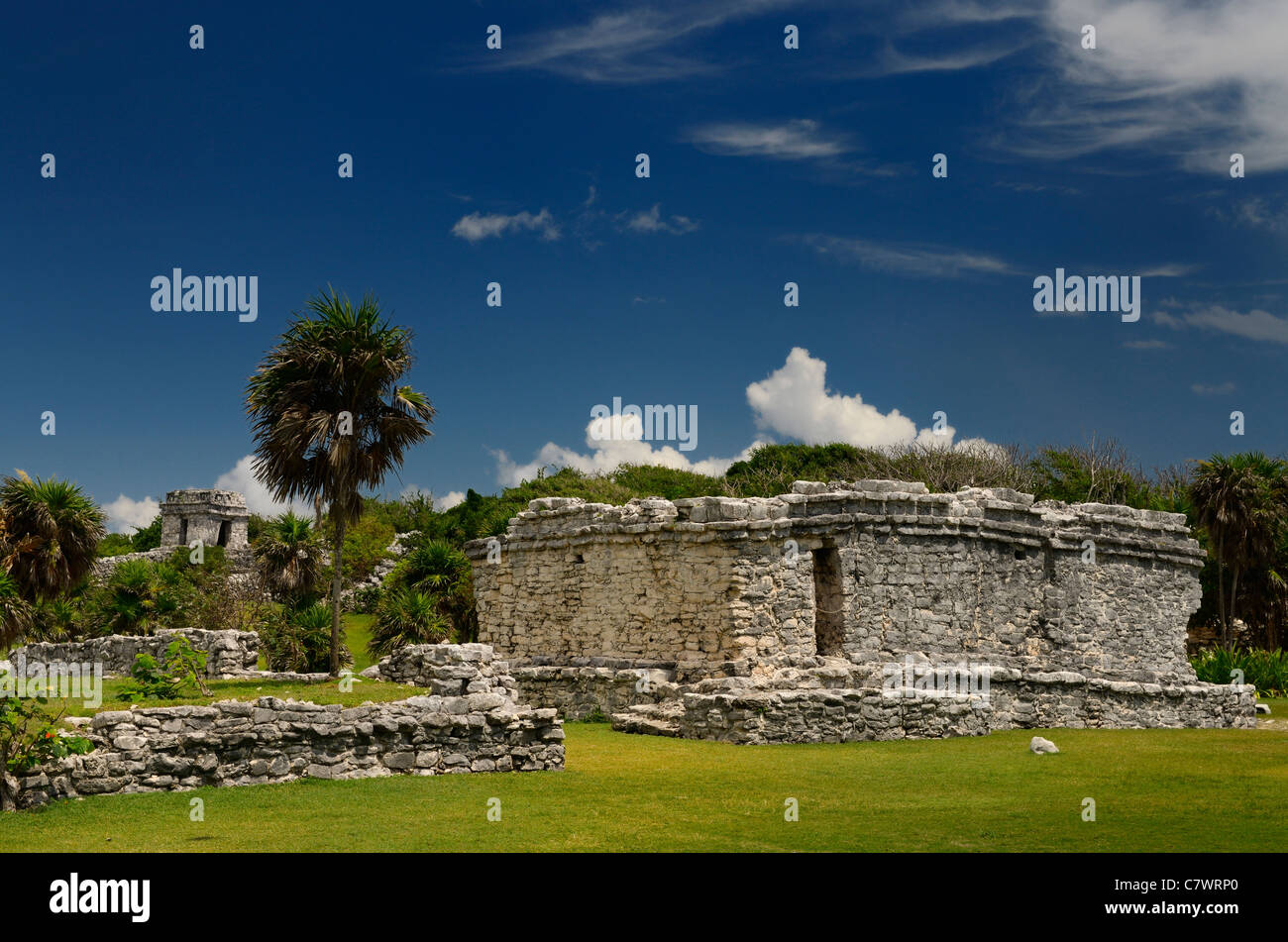 Casa di nord-ovest e una grande piattaforma e santuario antiche rovine Maya di Tulum Messico Foto Stock