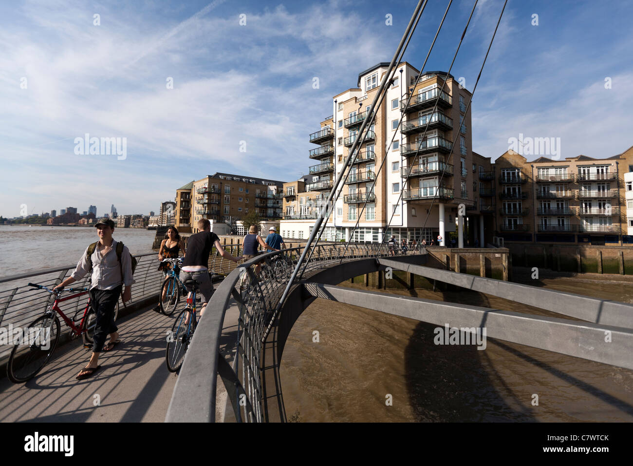 Un ponte pedonale su un ingresso del fiume Tamigi, Tower Hamlets, London, Regno Unito Foto Stock