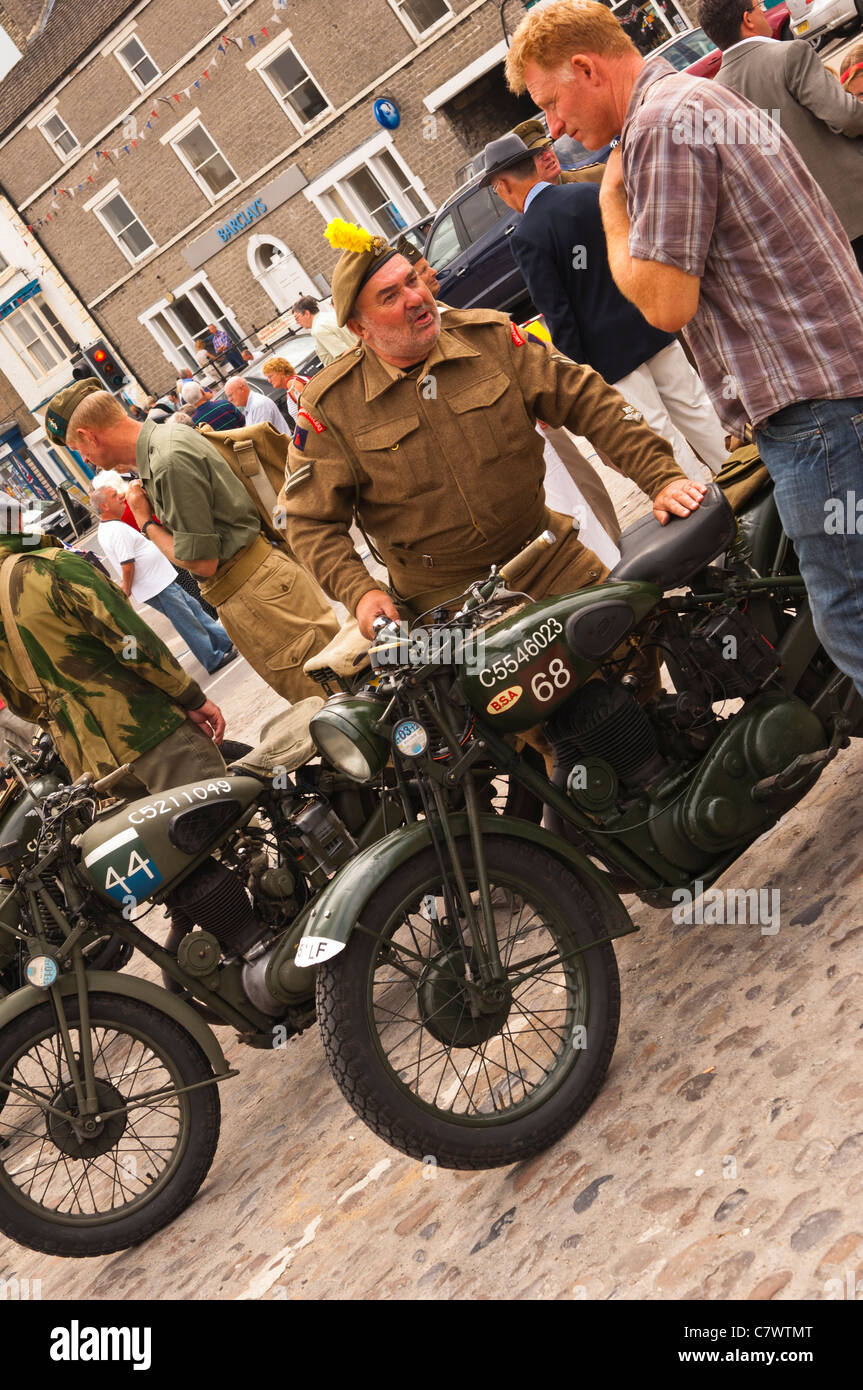Esercito motociclette presso 1940 weekend a Leyburn in North Yorkshire , Inghilterra , Inghilterra , Regno Unito Foto Stock