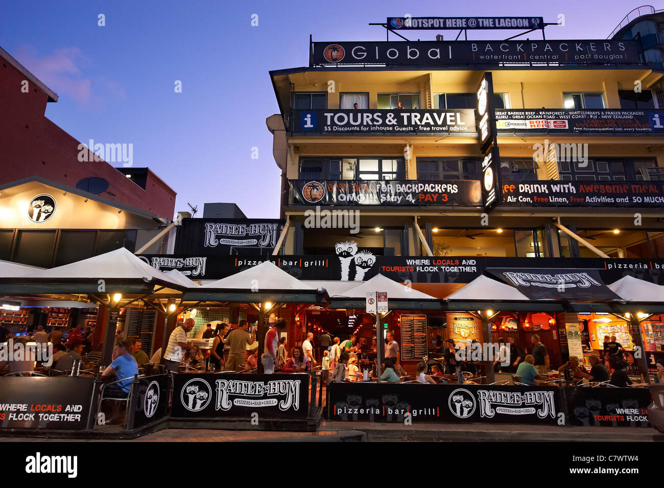 Rattle N Hum Bar e Grill & Global Backpackers, Cairns Esplanade, Cairns North Queensland Australia Foto Stock