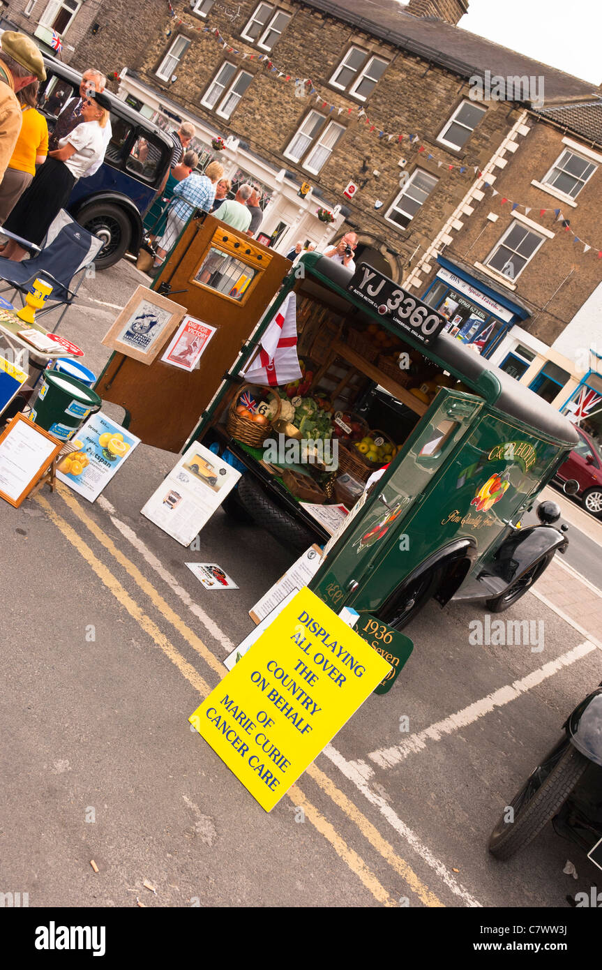 Una frutta e verdura van interna a 1940 weekend a Leyburn in North Yorkshire , Inghilterra , Inghilterra , Regno Unito Foto Stock