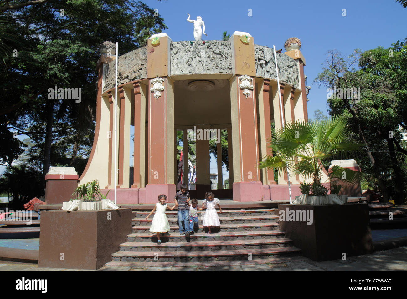 Managua Nicaragua,Central Park,America Latina,Area Monumental,gazebo,fregio,conquista spagnola,storia indigena,ragazze etniche ispaniche,bambini femmine Foto Stock