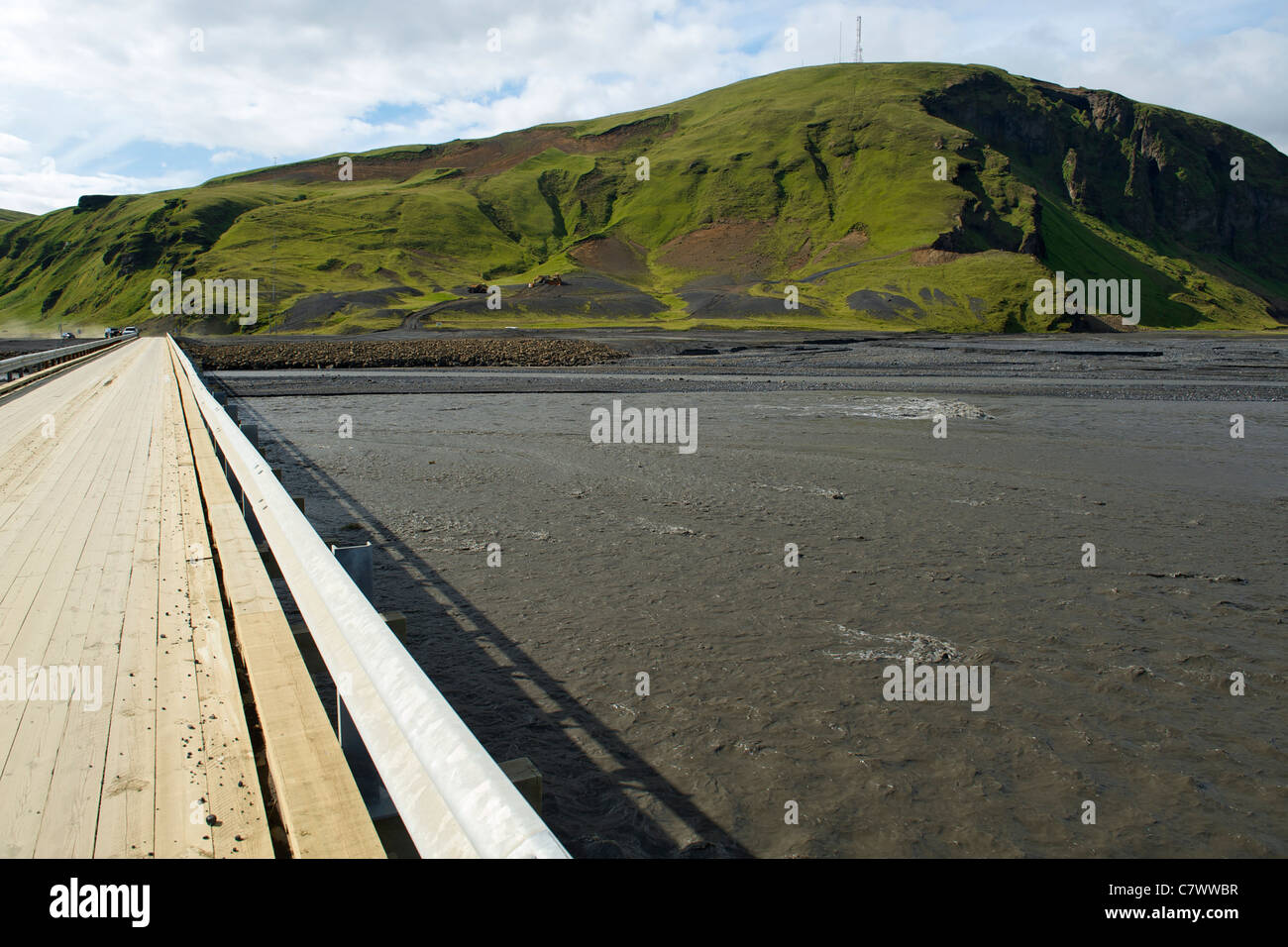 Ponte sul Skeidararsandur, un massiccio glaciale di pianura alluvionale del ghiacciaio Vatnajokull nel sud-est dell'Islanda. Foto Stock