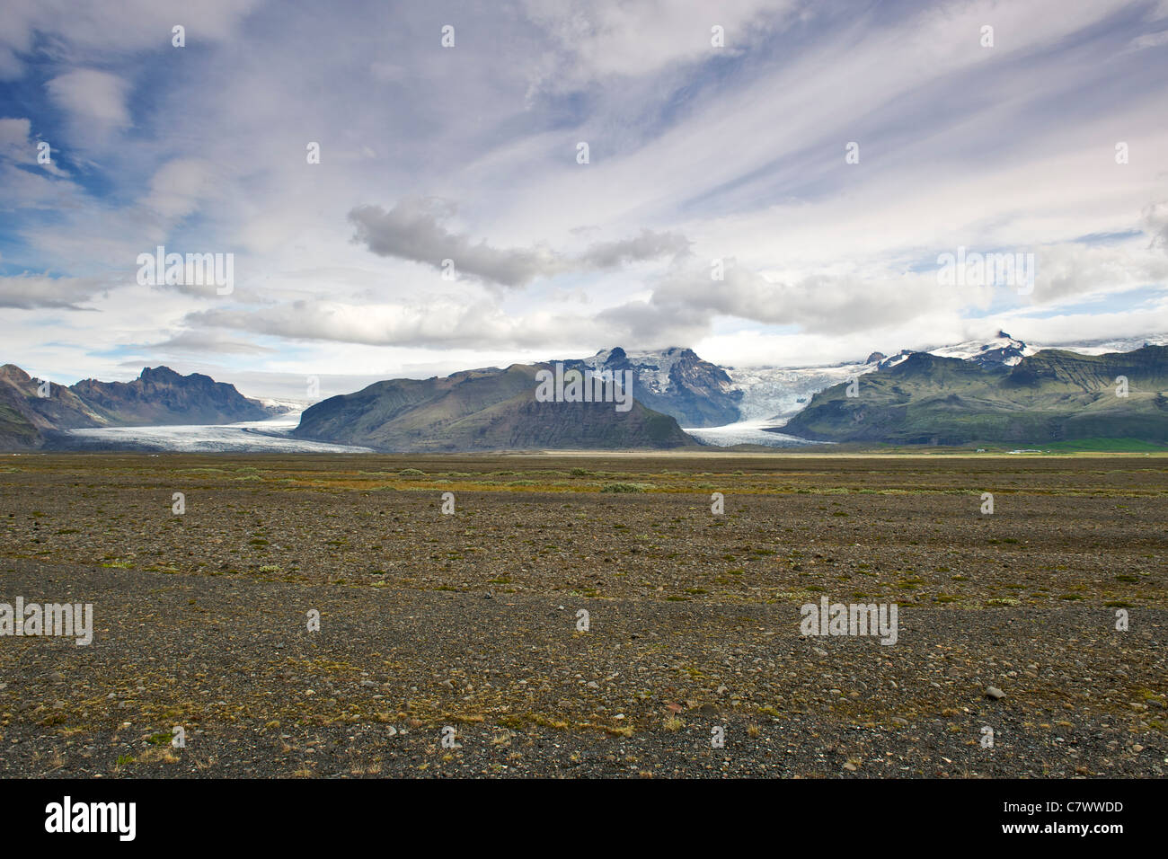 Il glaciale Skeidararsandur pianura alluvionale e Skaftafellsjokull, una parte del massiccio ghiacciaio Vatnajokull nel sud-est dell'Islanda. Foto Stock