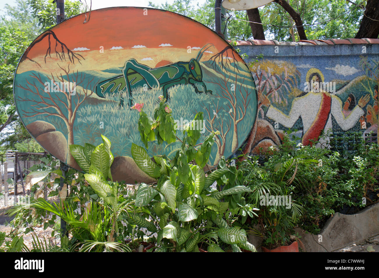 Managua Nicaragua, Barrio Willian Diaz, El Grillo Bar, ristorante ristoranti cibo ristoranti caffè, giardino, patio, muro murale, arte, fogliame, piante, cavalletta Foto Stock
