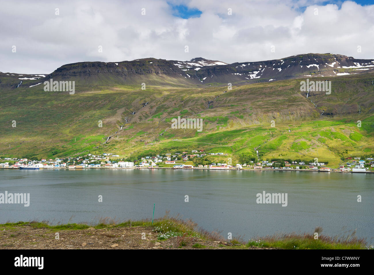 Eskifjordur village e fjord nell est dell'Islanda. Foto Stock