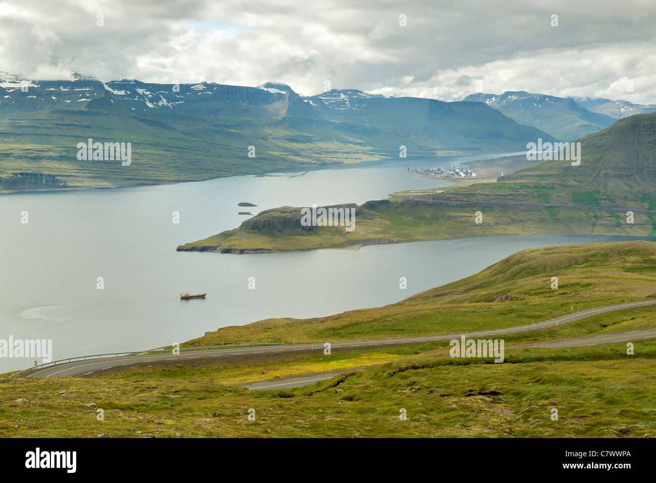 Vista di Reydarfjordur (fondo) e Eskifjordur (in primo piano), due fiordi nell est dell'Islanda. Foto Stock