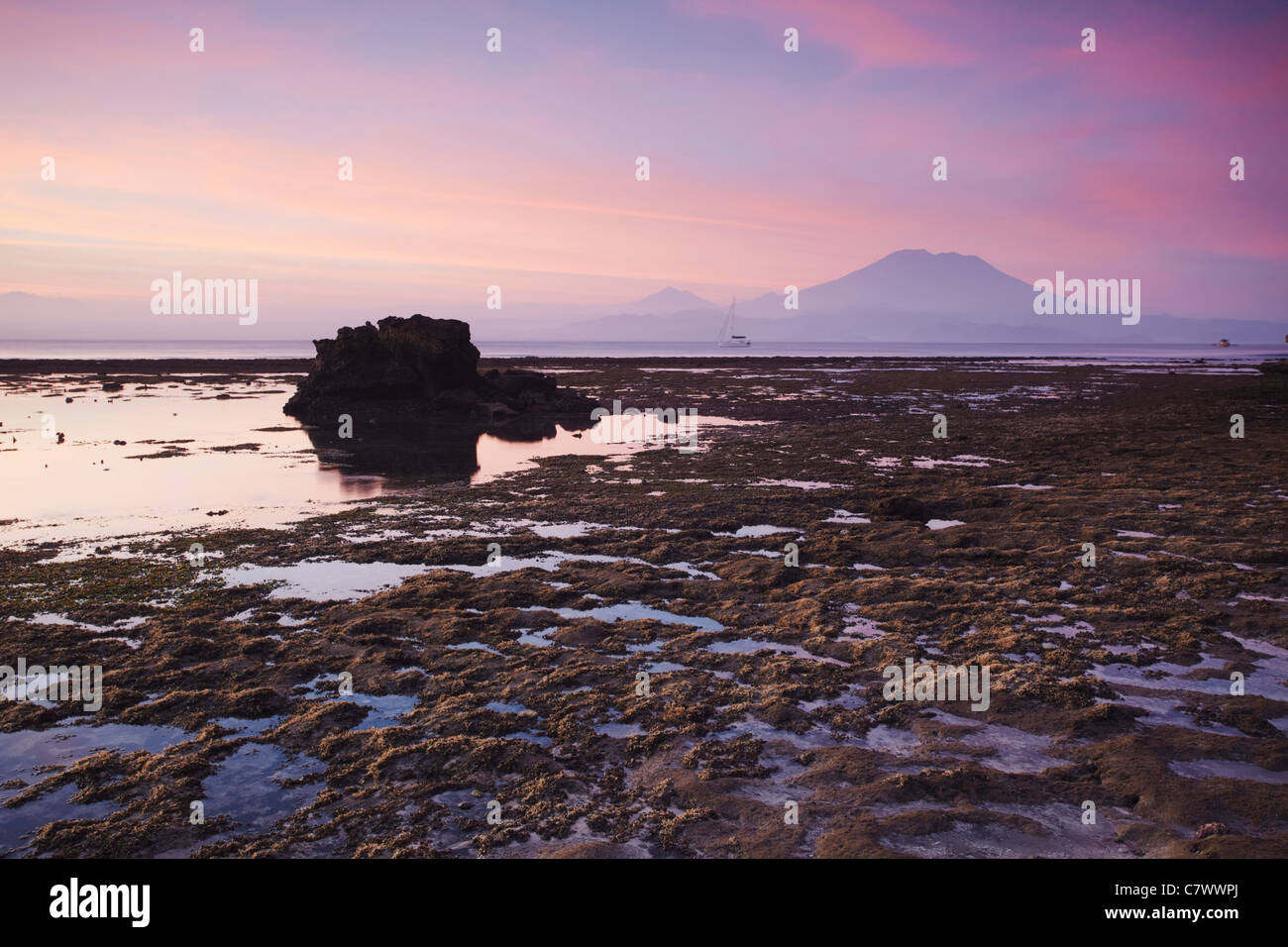 La baia di funghi al tramonto con il Monte Agung in background, Nusa Lembongan, Bali, Indonesia Foto Stock