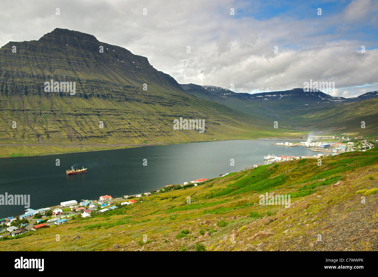 Una nave che naviga in Eskifjordur, un fiordo nell est dell'Islanda. Foto Stock