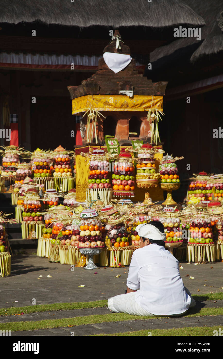 Ragazzo che indossa gli abiti tradizionali alla cerimonia del tempio, Bali, Indonesia Foto Stock