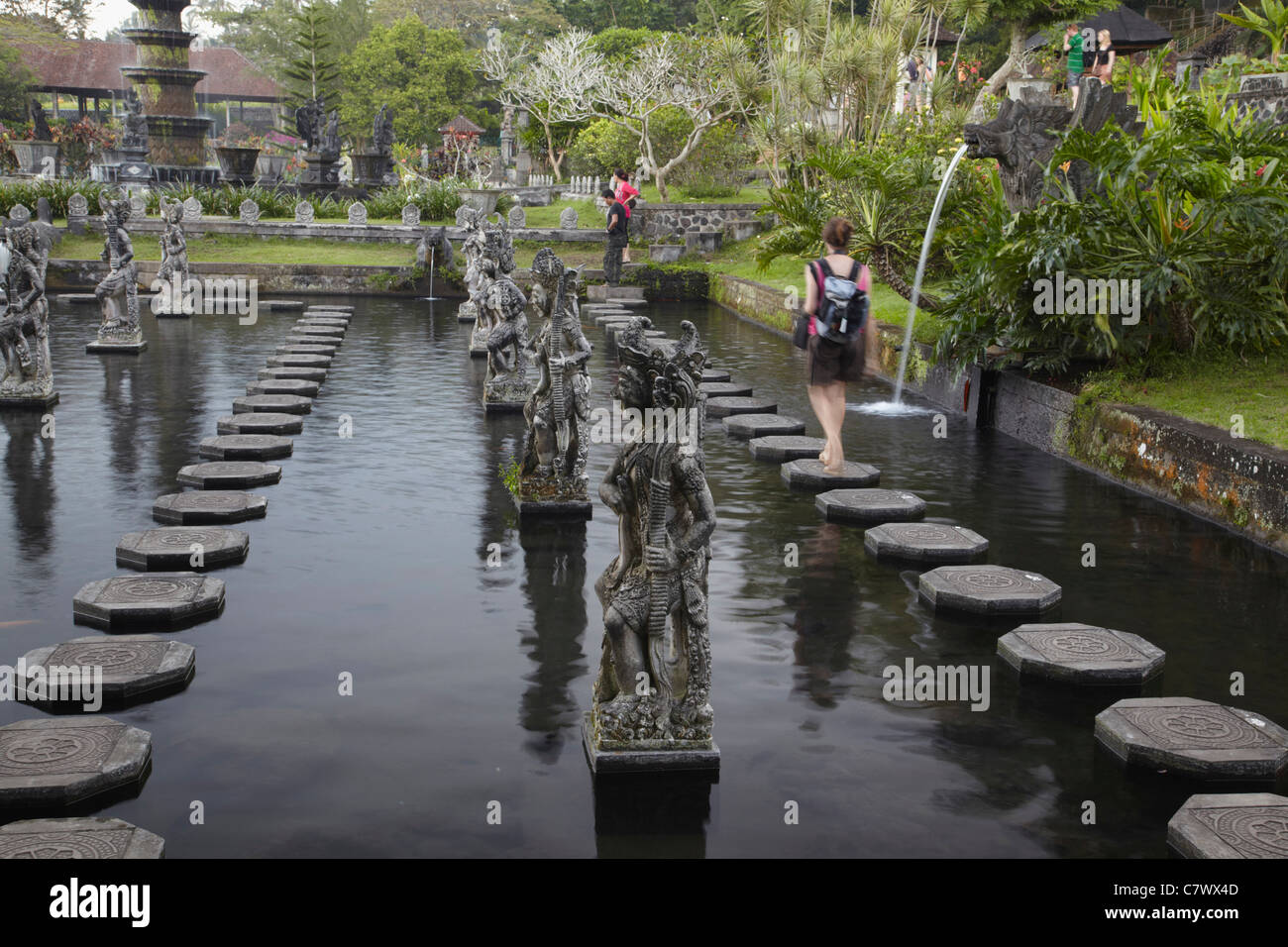 La gente che camminava sulle pietre miliari presso la Taman Tirta Gangga, Bali Foto Stock