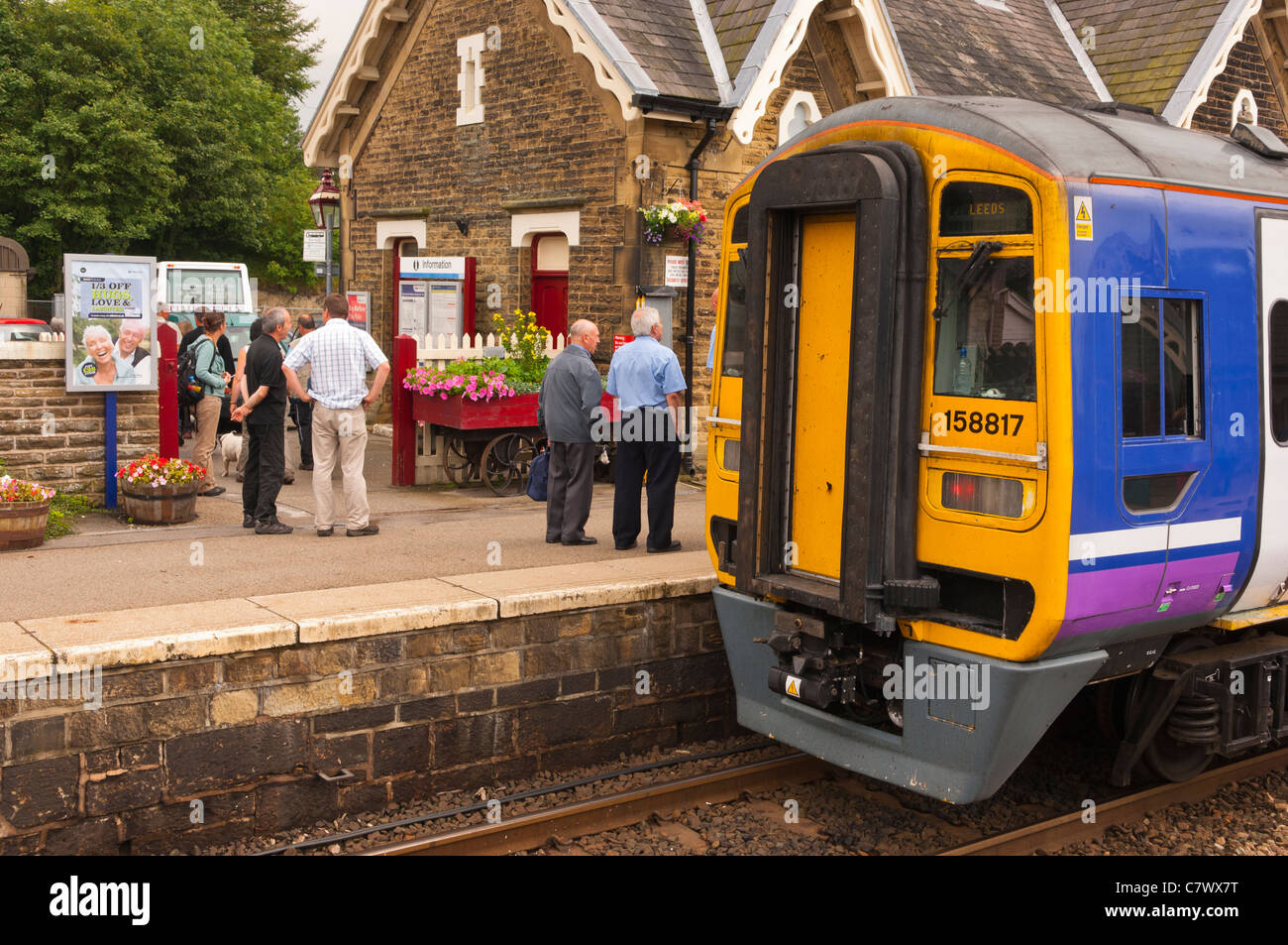 Un treno arriva alla Stazione Ferroviaria di stabilirsi in North Yorkshire , Inghilterra , Inghilterra , Regno Unito Foto Stock