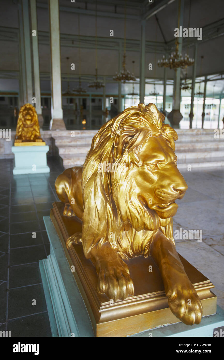 Lion statue all'interno Puri Mangkunegaran (palazzo della seconda casa di Solo), Solo, Java, Indonesia Foto Stock