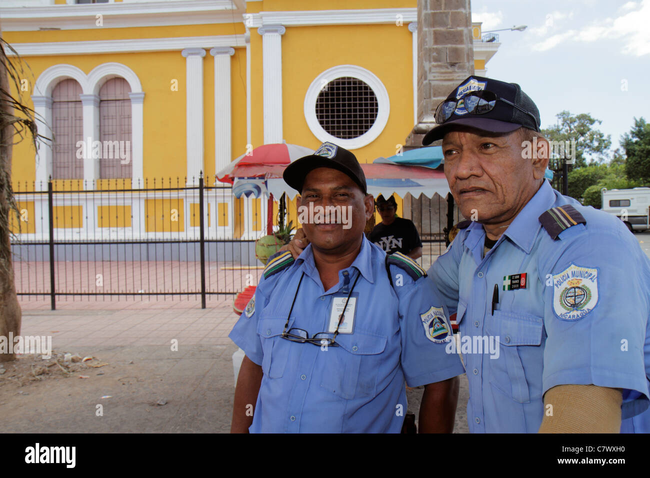 Granada Nicaragua,America Centrale,Piazza Granada,Avenida Guzman,Central Plaza,quartiere storico,uomo ispanico uomini maschio adulti,polizia Nazionale,uni Foto Stock