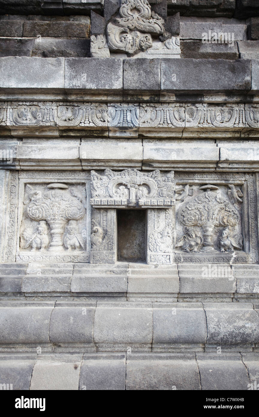 Il bassorilievo incisioni sul tempio di Shiva, Prambanan, Java, Indonesia Foto Stock