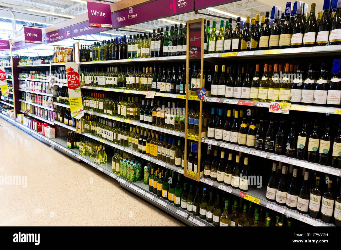 Scaffali vino tesco immagini e fotografie stock ad alta risoluzione Alamy