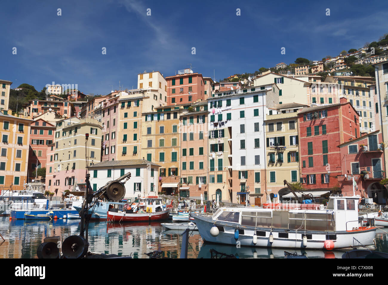 Tipico piccolo porto con barche da pesca a Camogli, Italia Foto Stock