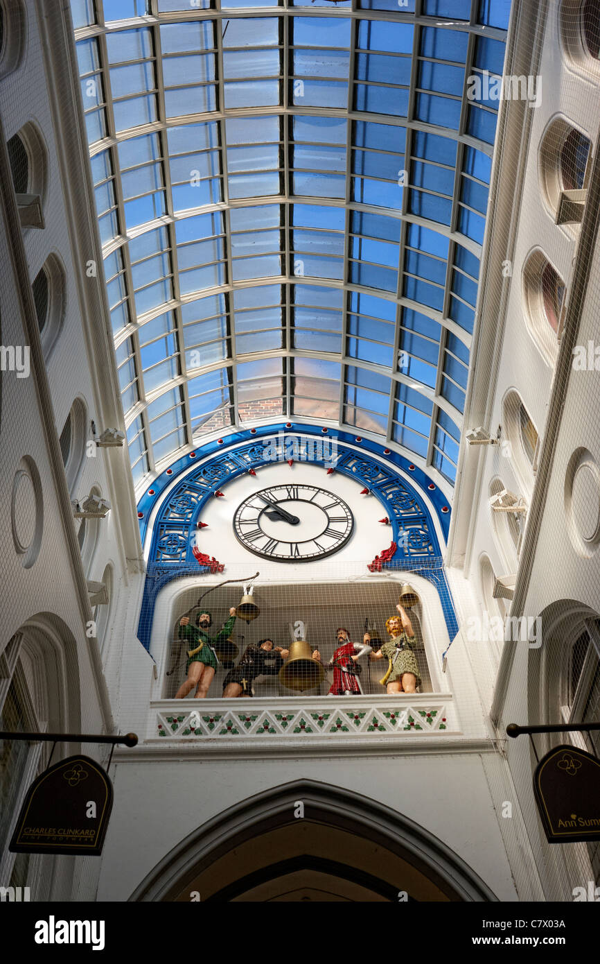 L'Ivanhoe orologio in Thornton, Arcade, Leeds City Centre. Foto Stock