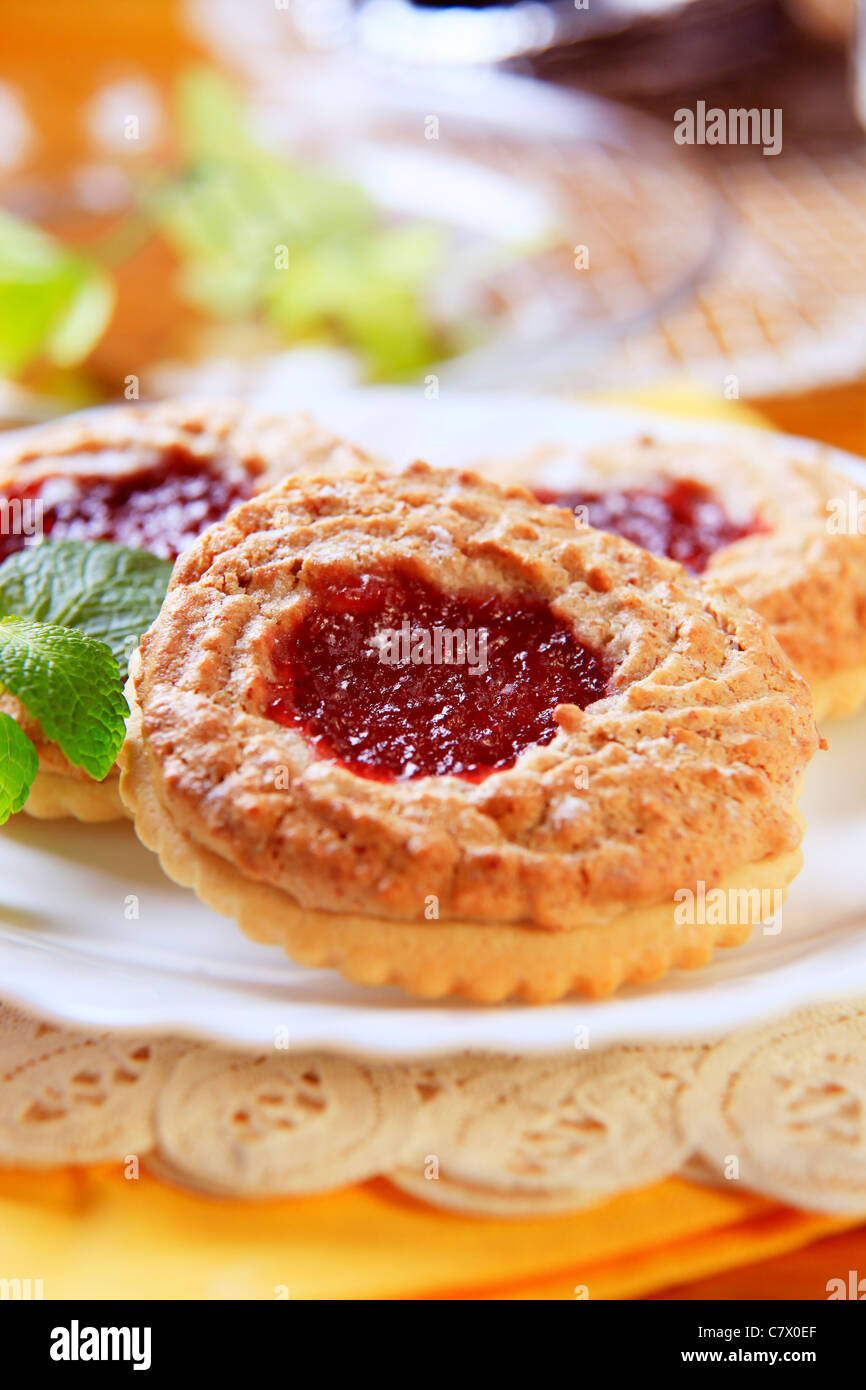 Biscotti frollini con topping dolci e marmellate Foto Stock