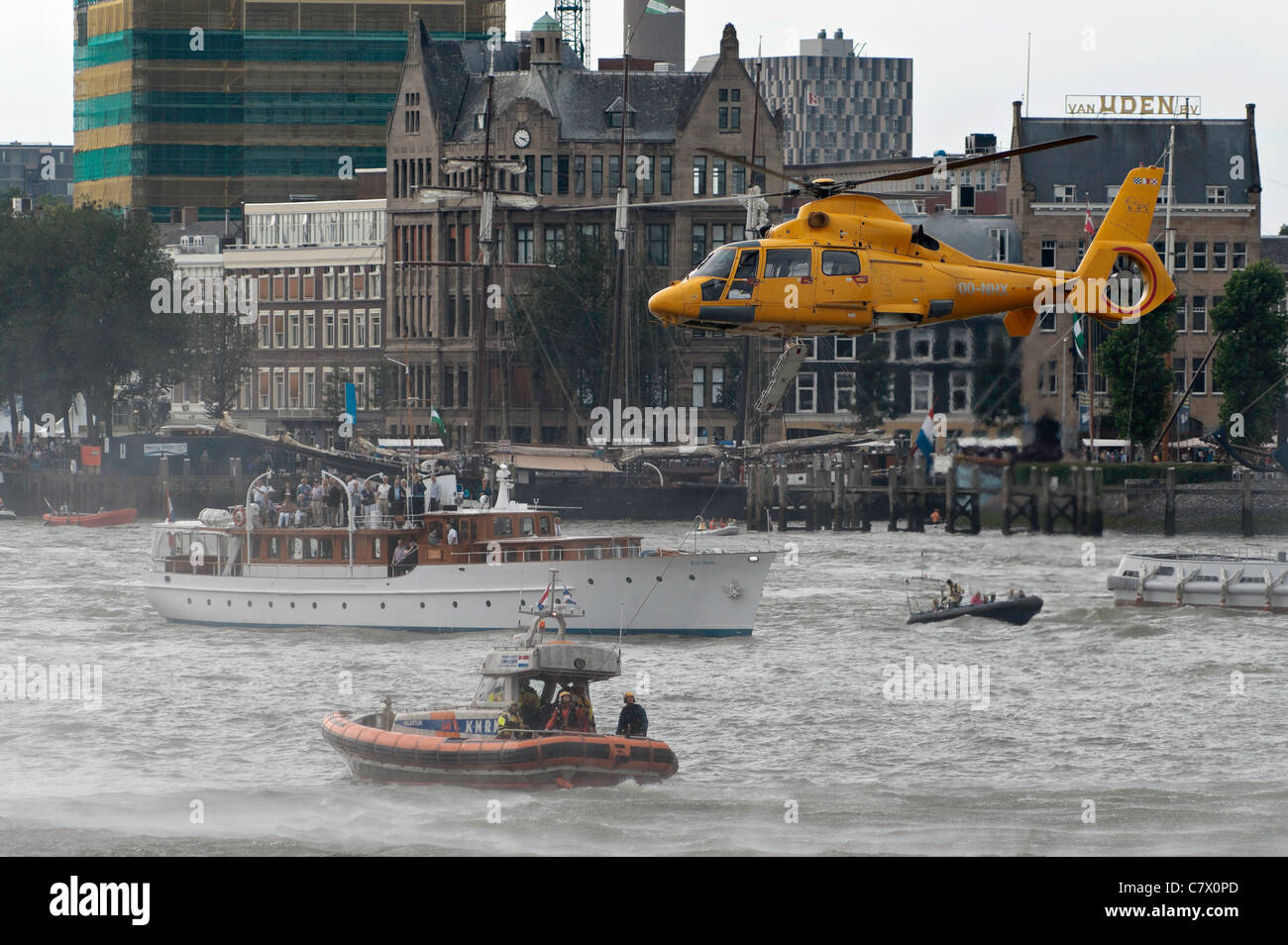 Dimostrazione di un'operazione di salvataggio con un elicottero nel porto di Rotterdam Foto Stock