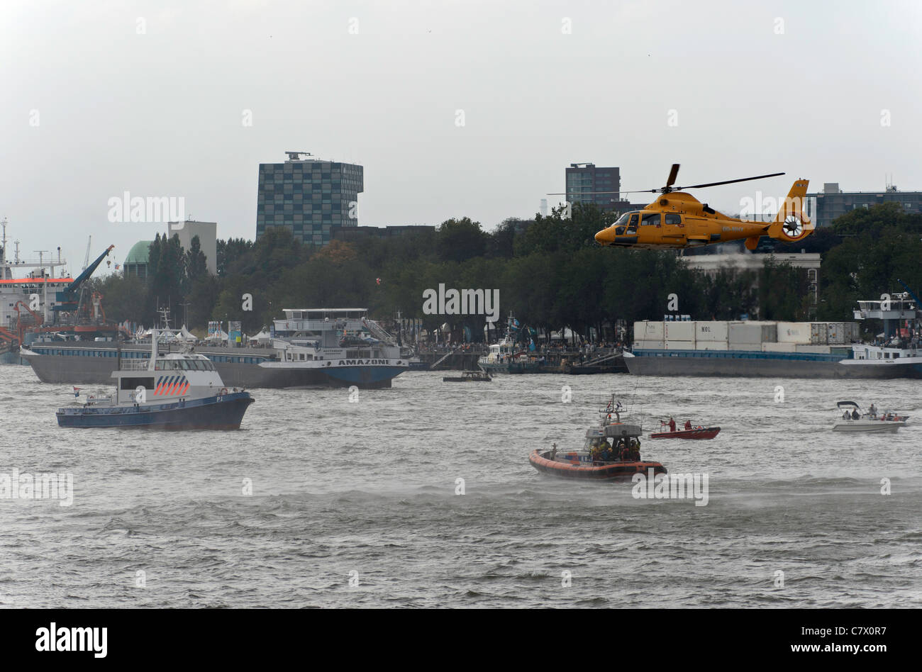Dimostrazione di un'operazione di salvataggio con un elicottero nel porto di Rotterdam Foto Stock