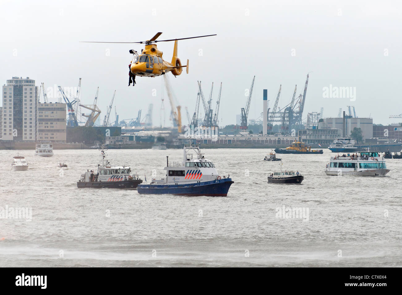 Dimostrazione di un'operazione di salvataggio con un elicottero nel porto di Rotterdam. Foto Stock