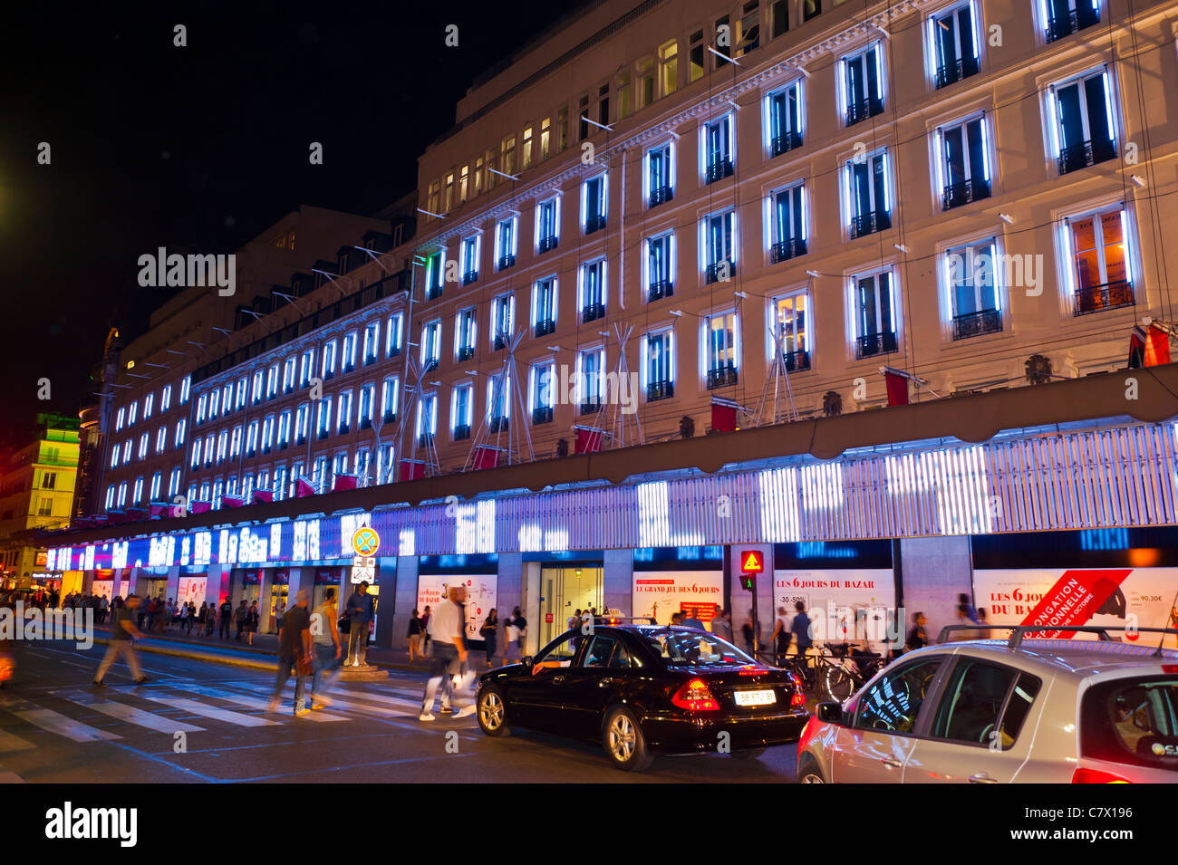 Parigi, Francia, Eventi pubblici, Nuit Blanche, Notte Bianca, Effetti di illuminazione sulla facciata di BHV, grandi magazzini 'la Source au Bazar, traffico di auto di strada Foto Stock