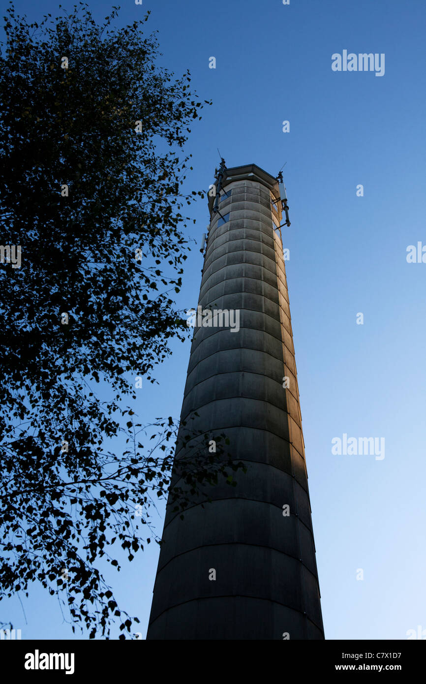 Una torre di avvistamento in un ex militare di zona di formazione vicino a Cottbus in Germania Est. Foto Stock