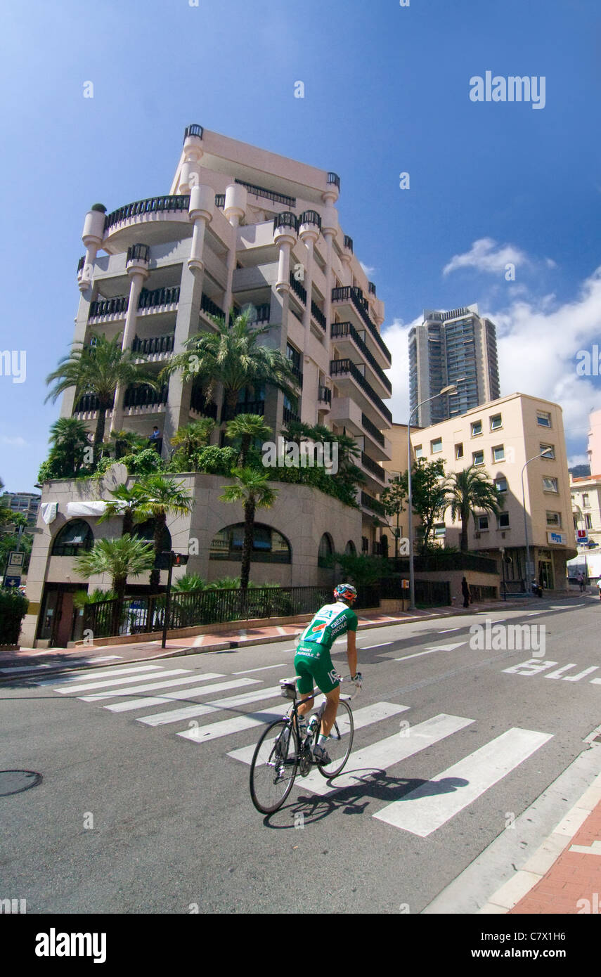 Il Principato di Monaco, Francia - 12 agosto 2008: bicycler nella città di Monaco Foto Stock