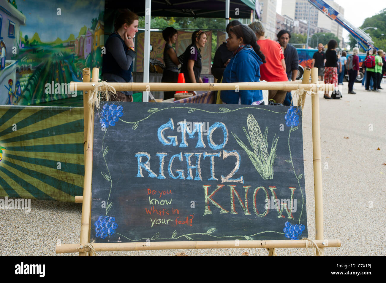 Domanda di attivisti di organismi geneticamente modificati etichettatura degli alimenti. Foto Stock