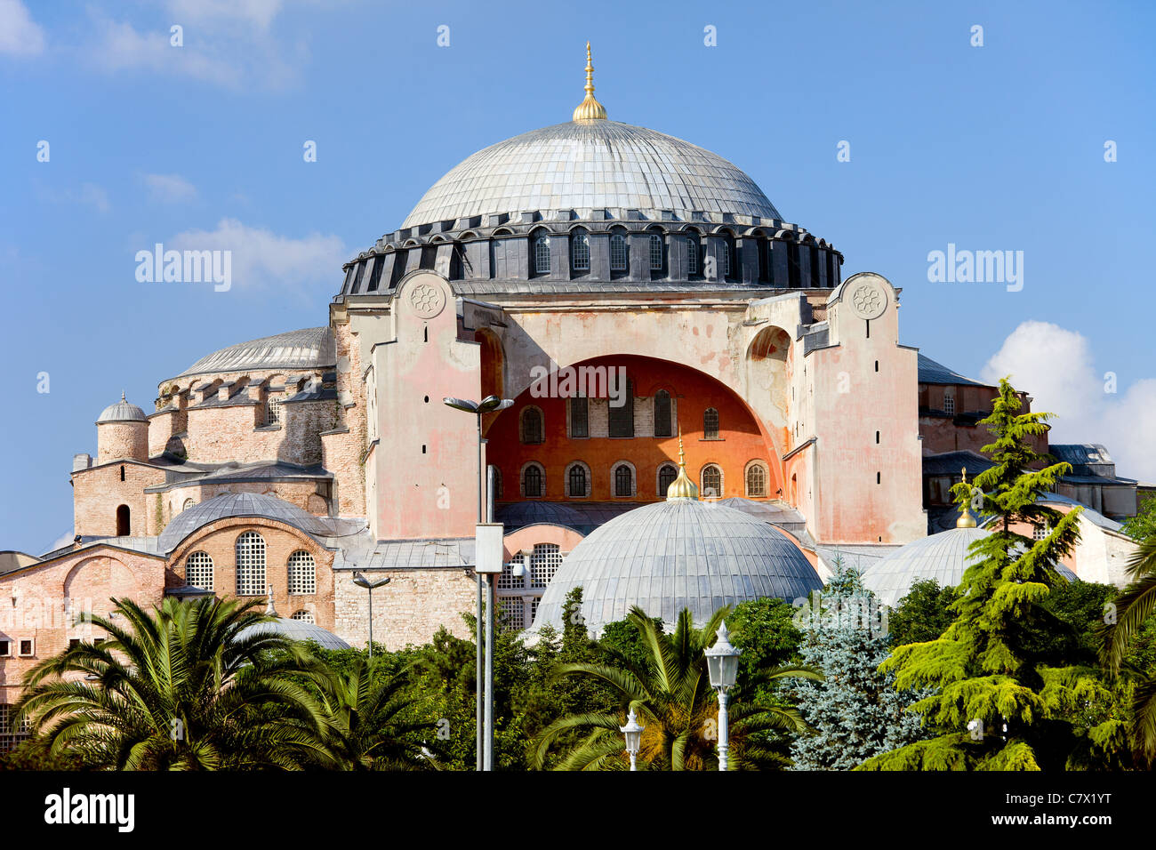 Architettura bizantina dell'Hagia Sophia (Chiesa della Santa saggezza o Ayasofya in turco) ad Istanbul in Turchia Foto Stock