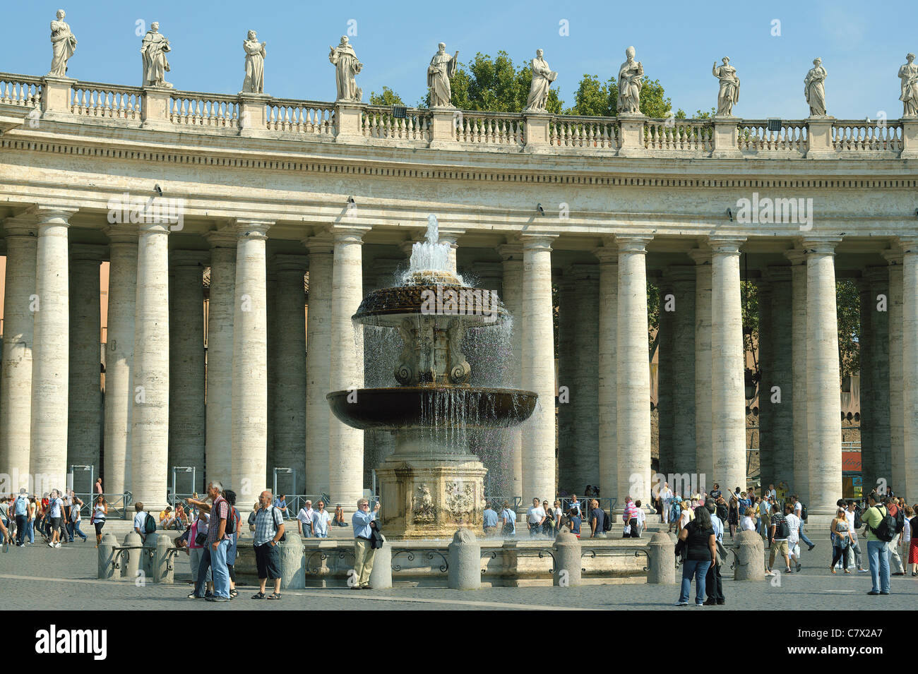 Bernini s colonnato e fontana di Piazza San Pietro Roma Foto Stock