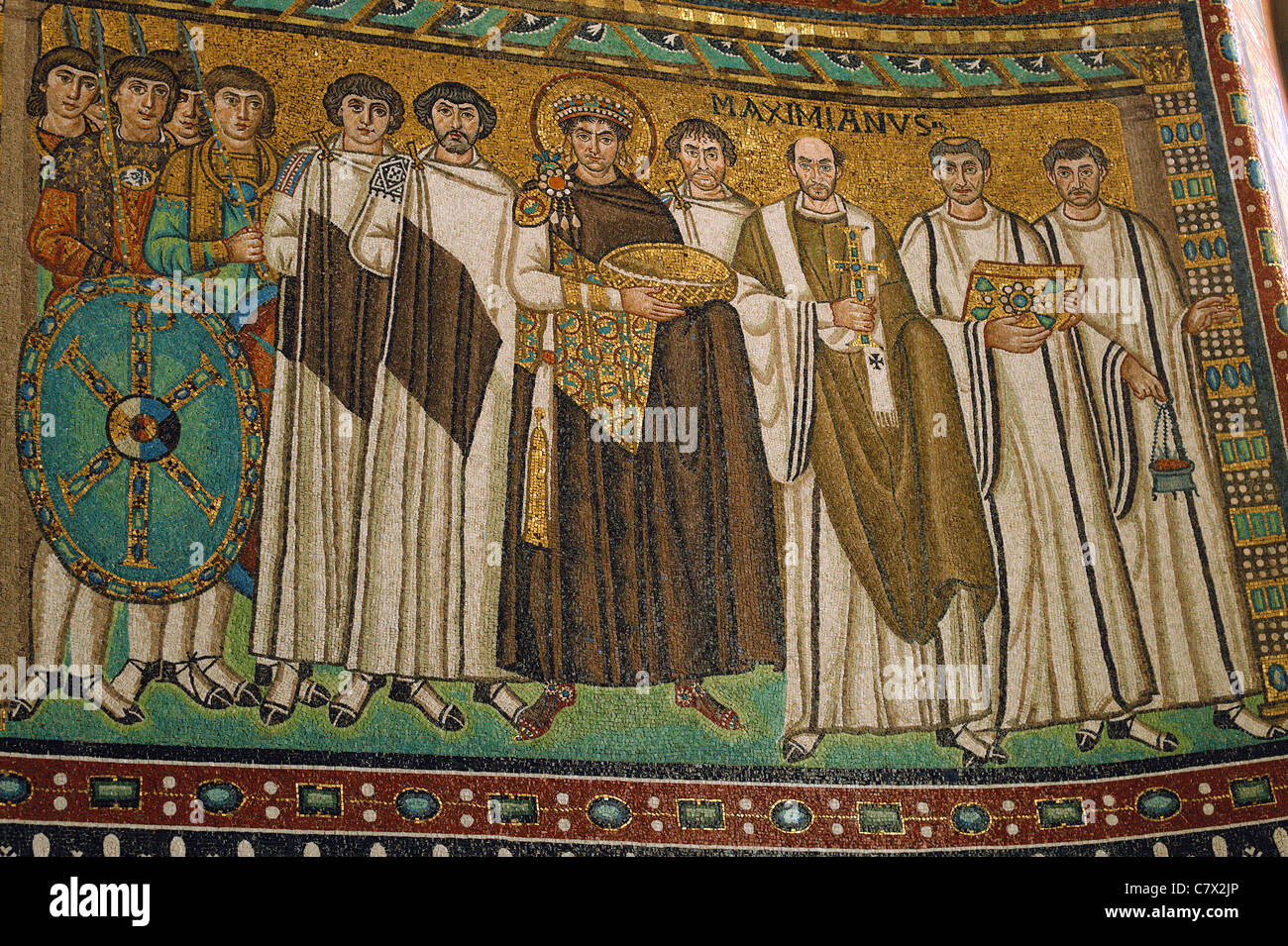 L'imperatore Giustiniano e la sua corte inizi del VI secolo mosaico San Vitale Chiesa Ravenna Italia Foto Stock