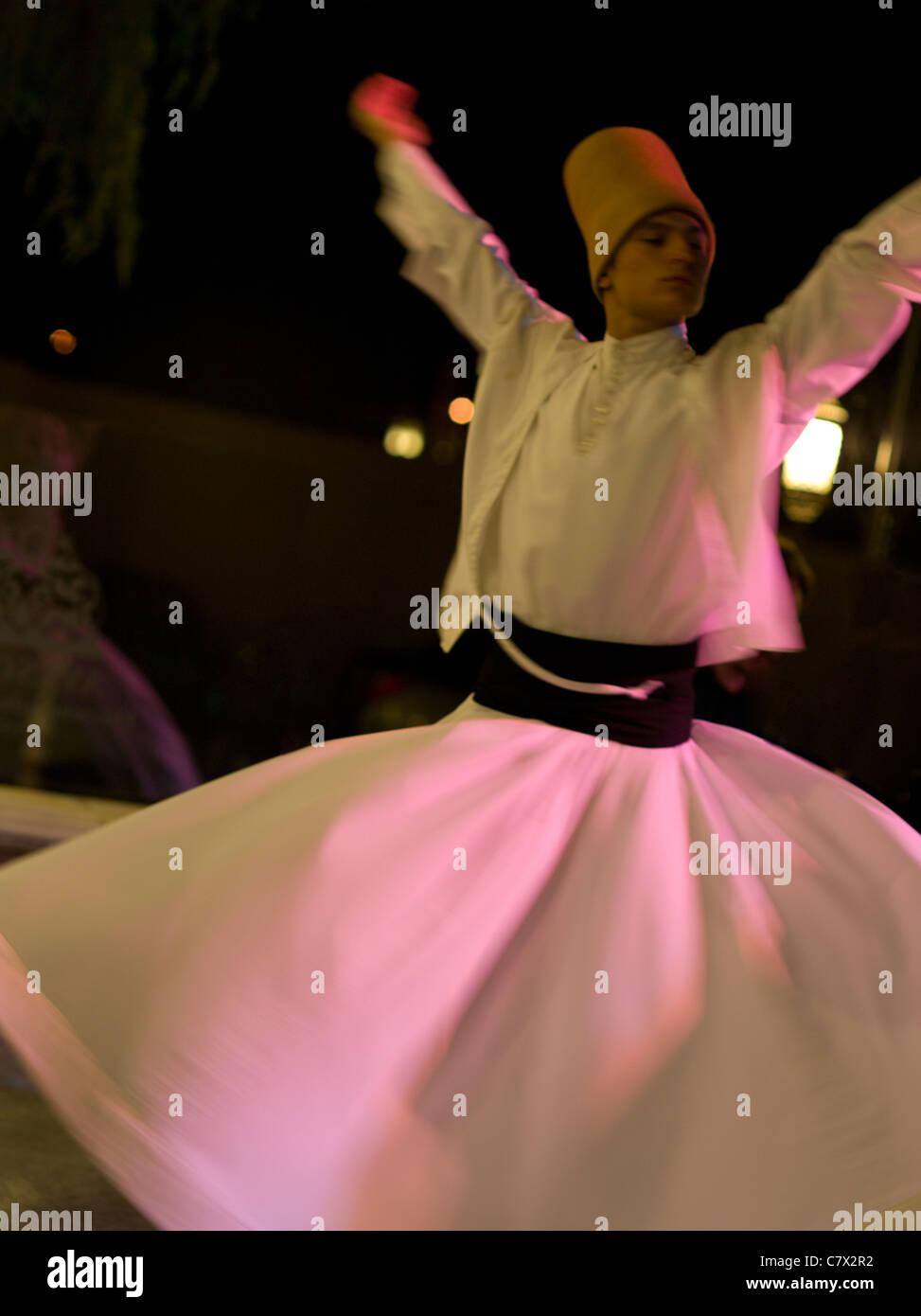 Whirling Sufi Dervish Ballerina Istanbul, Turchia. Indossando sikke hat Foto Stock