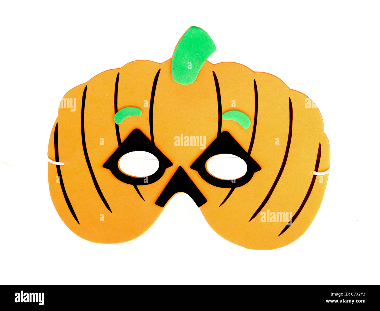 Bambini Maschera di Halloween a forma di zucca contro uno sfondo bianco con un ritaglio Psath e nessun popolo Foto Stock