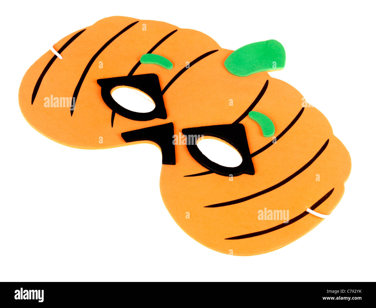Bambini Maschera di Halloween a forma di zucca contro uno sfondo bianco con un ritaglio Psath e nessun popolo Foto Stock
