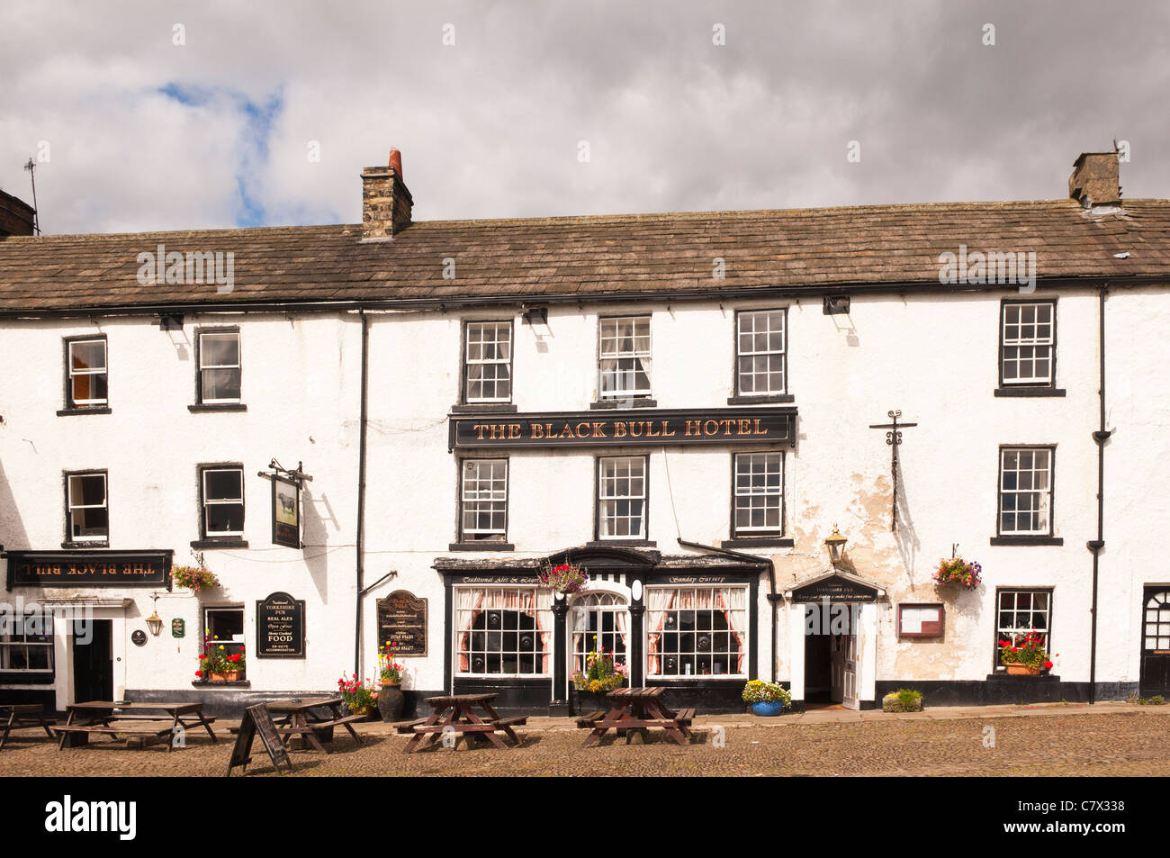 Il Black Bull Hotel nel villaggio di Reeth in Swaledale nel North Yorkshire , Inghilterra , Inghilterra , Regno Unito Foto Stock