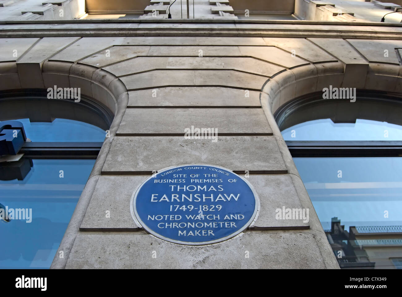 Targa blu segna il sito di ex locali commerciali di guardare e cronometro maker, thomas la Earnshaw, Londra, Inghilterra Foto Stock