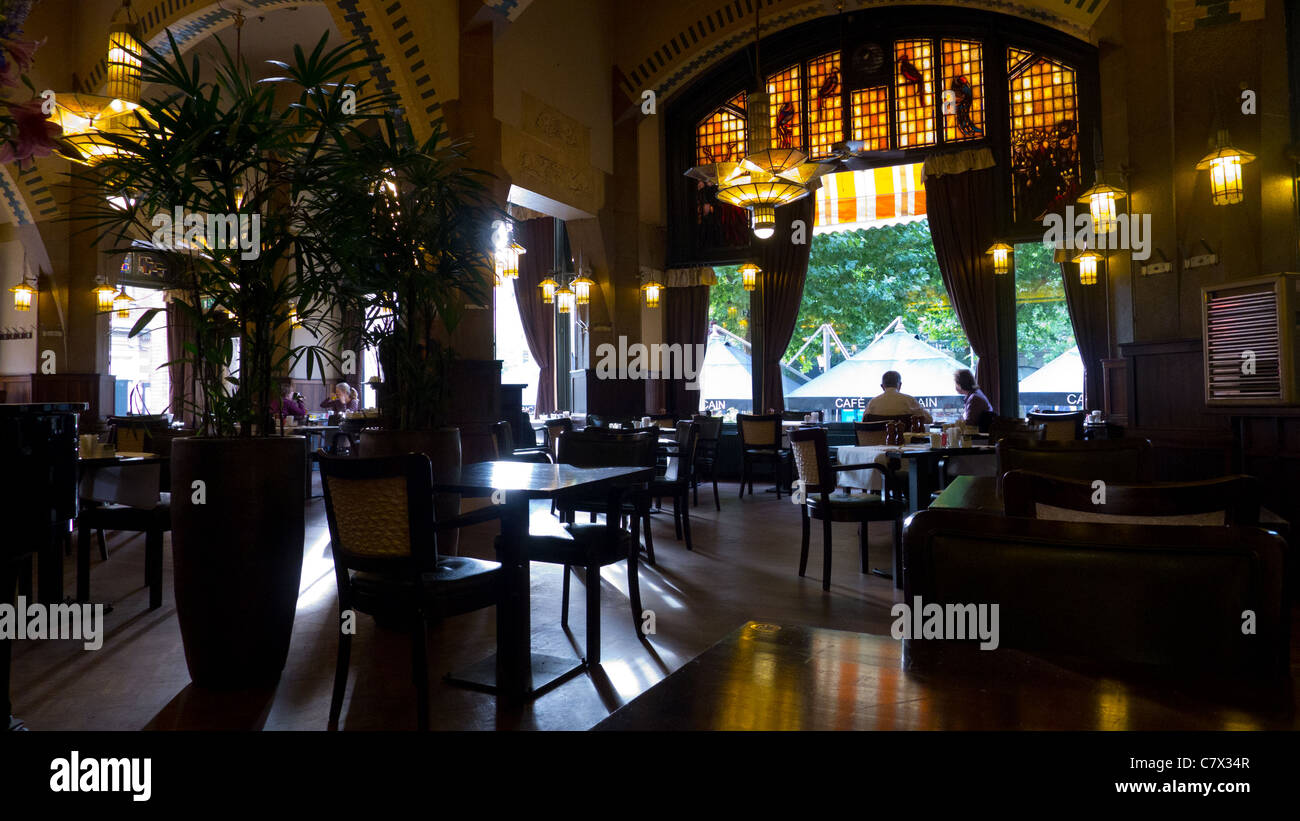 Cafe Americain di interni in stile Art Deco, Amsterdam, Paesi Bassi, le lampade tiffany e vetrate colorate, più antichi paesi Bassi Grand cafe Foto Stock