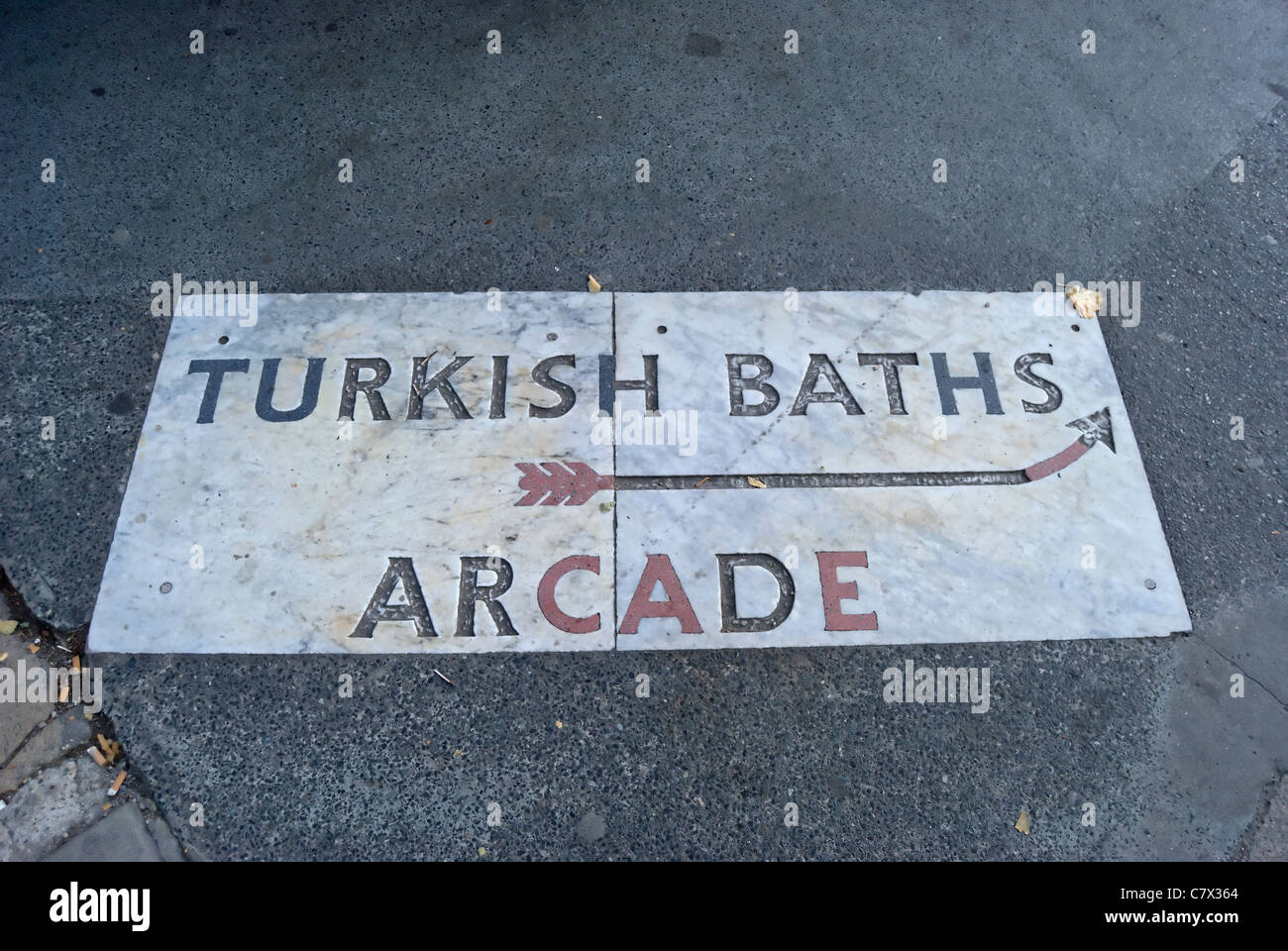Segno sul marciapiede per bagni turchi arcade, russell square, Londra, Inghilterra Foto Stock
